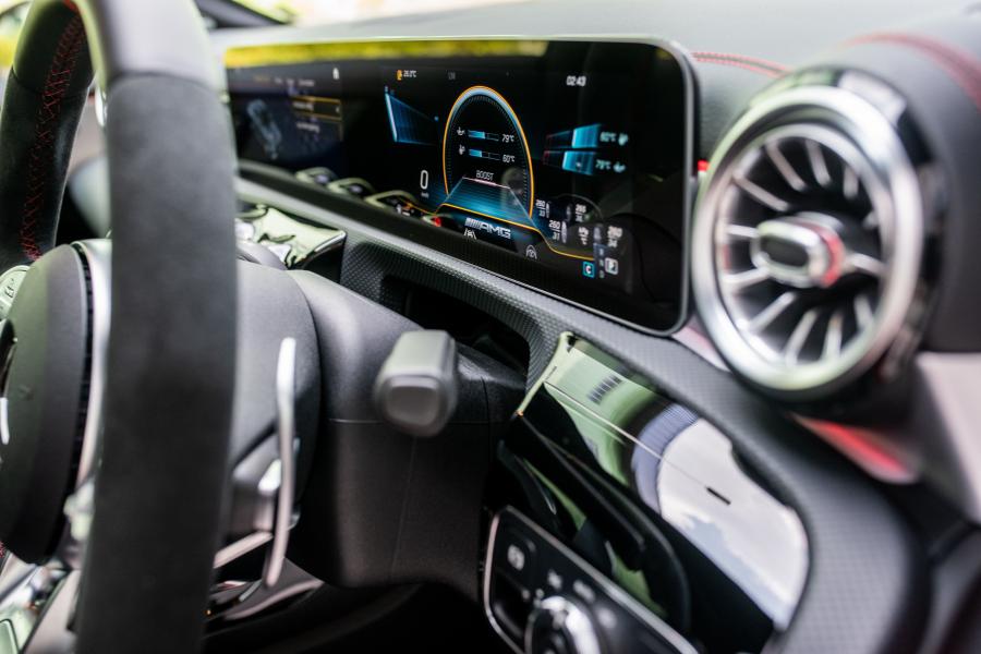 Панель приборов Mercedes-AMG CLA45 S 4Matic+ (C118) 2019 года  (JP) (фото 19 из 41)